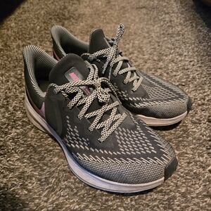 Nike Women's Black and White Athletic Shoes